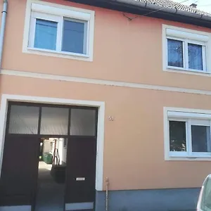 Dom wakacyjny Family House, Eger